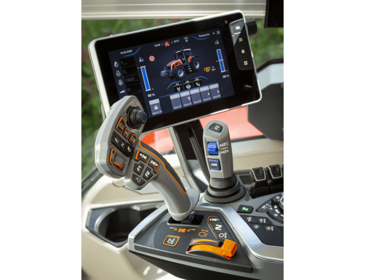 XL-Bild 6: Die neue Multifunktionsarmlehne der Massey Ferguson MF 8S  Traktoren umfasst unter anderem den ISOBUS-kompatiblen MultiPad-Hebel, die  Bedienelemente für die Steuergeräte, einen Smartphone-Halter sowie, in der  Ausführung Exclusiv respektive